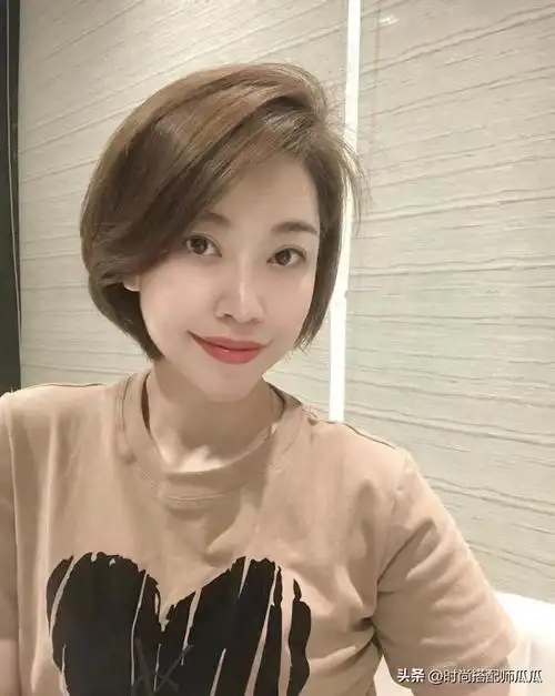 50岁女人最好别留这3种"大妈感发型"!自以为时髦,实际很显老