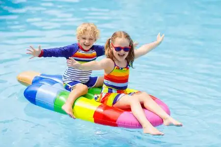 暑假和孩子们在一起. 儿童游泳用具和穿着. 水上玩具.