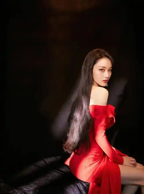 张馨予长发亮相,重回以往妩媚风格,大红礼服展示完美曲线_短发_身材