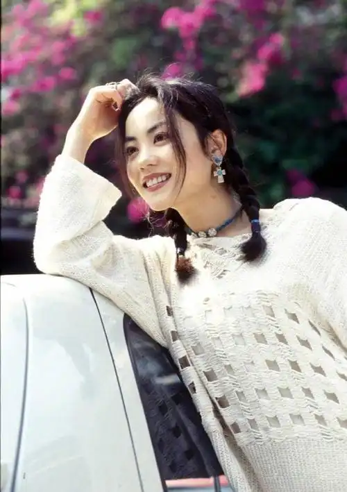 王菲年轻时的老照片流出后,网友惊叹又找到了初恋的感觉