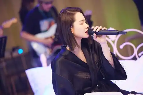 终于又变成短发啦!是熟悉的黑长直,干练又精致!|戚薇_新浪新闻