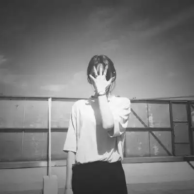 女生黑白唯美的头像忧郁伤感 往后的日子里别难为自己