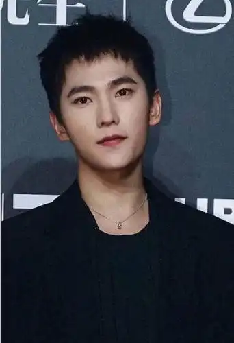 杨洋晒自拍寸头显硬朗气质和易烊千玺同款狗啃刘海不敌雷佳音