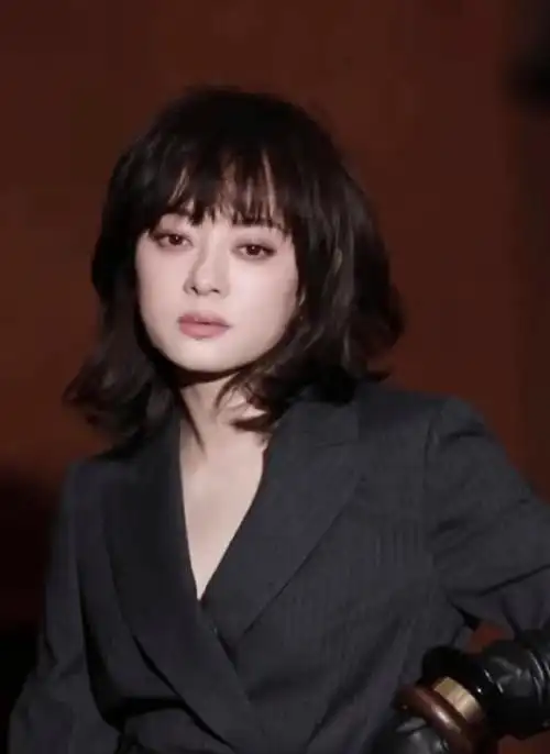 孙俪41岁新发型大变样,空气刘海配真空西装,展现全新气质_魅力_短发