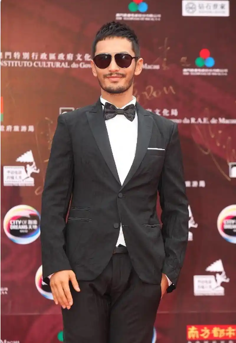 是不是颜值高的男明星,都想尝试一下,大胡子的造型?