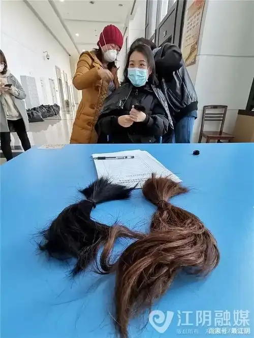 江阴医疗队达到无锡后,姑娘们相互帮忙,剪掉了平时格外呵护的长发