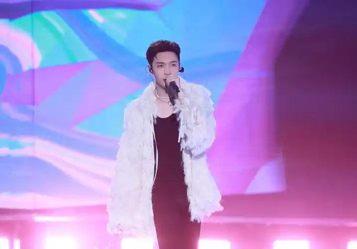 张艺兴东方卫视跨年舞台造型飞天祖国不会忘记陪着你