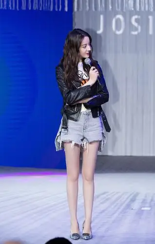 迪丽热巴大冷天也要拼腿小皮衣配超短裤一双大长腿让人羡慕了