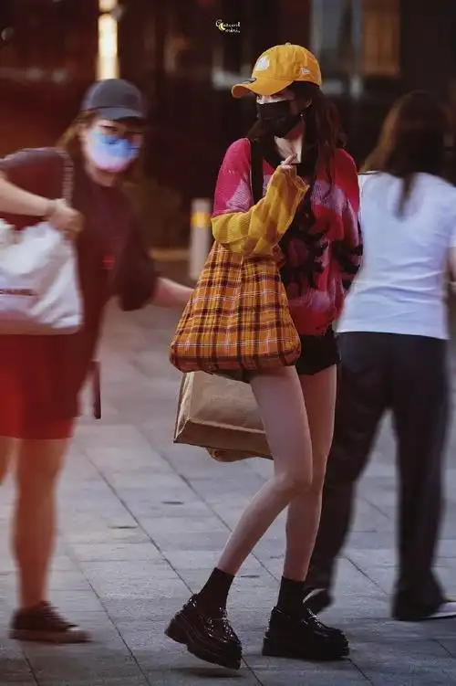 杨幂的腿好漂亮##杨幂夏日多巴胺穿搭##今日星拍放送##夏日环游指南