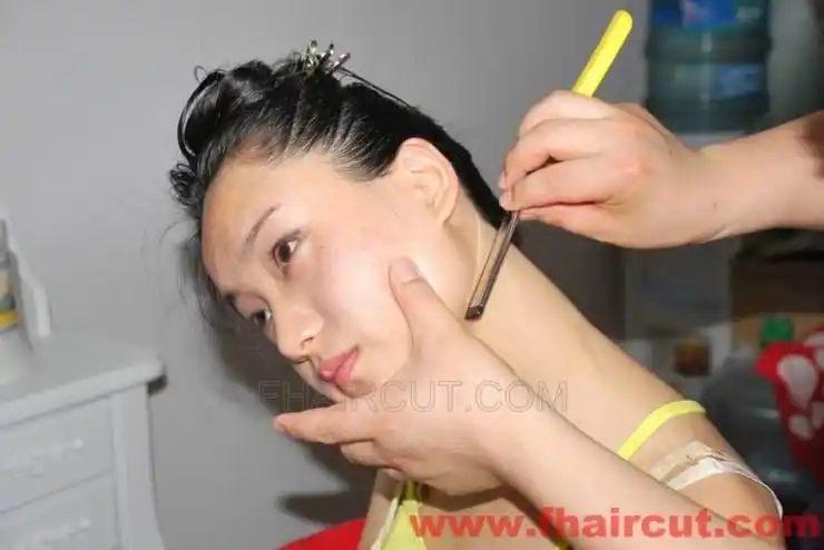 小美女来洗发刮脸21