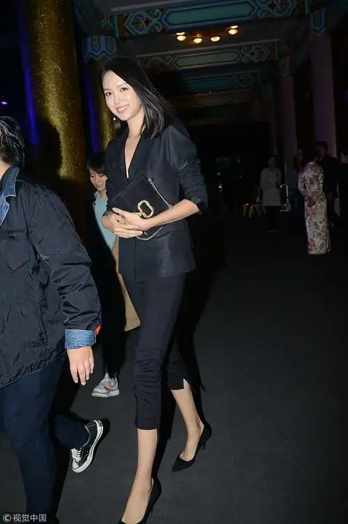 张梓琳现身秀完美身材大方当众整衣