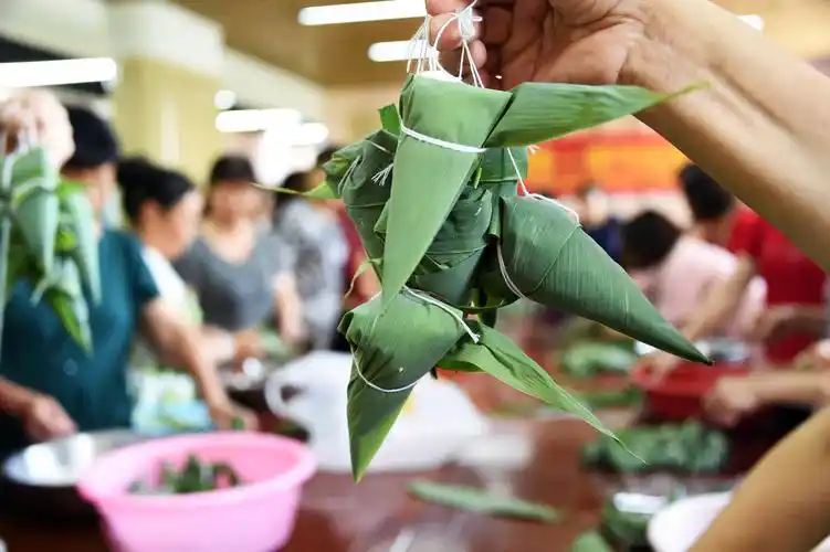 合肥一社区举办"包粽子大赛"