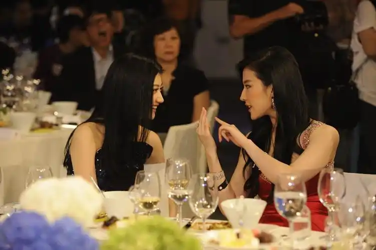 时尚芭莎十周年明星慈善晚宴(2012.09.01)