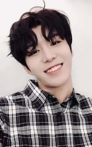 小鲜肉范丞丞帅气撩人自拍