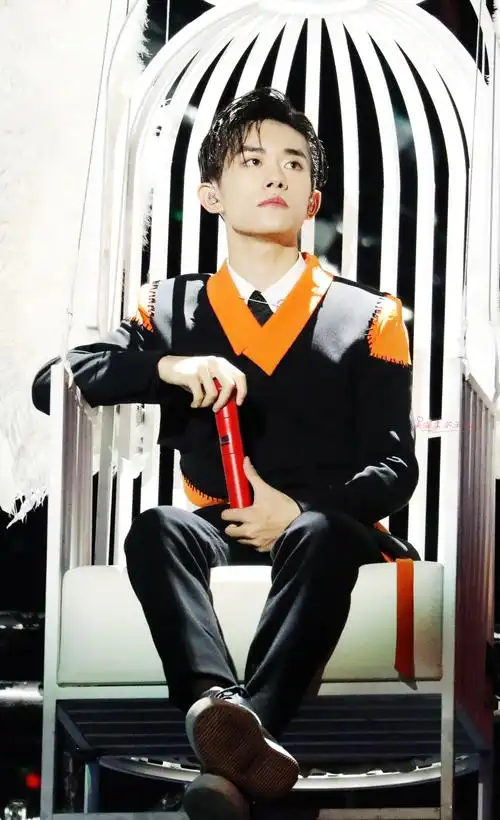 易烊千玺人海颠簸车水川流手执红色话筒的你西装翩翩