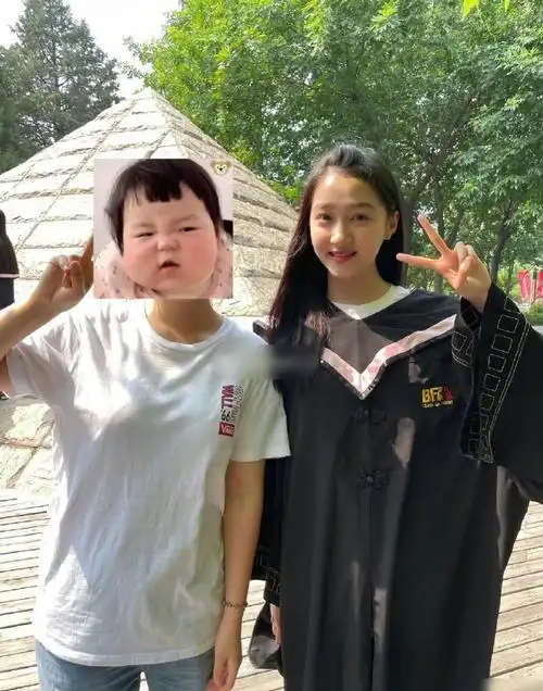 关晓彤拍毕业照##北电毕业照