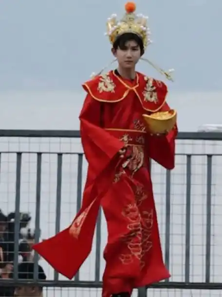 王源超话#为君加冕,伴君成王#  520可以向心软的小源财神许愿哦