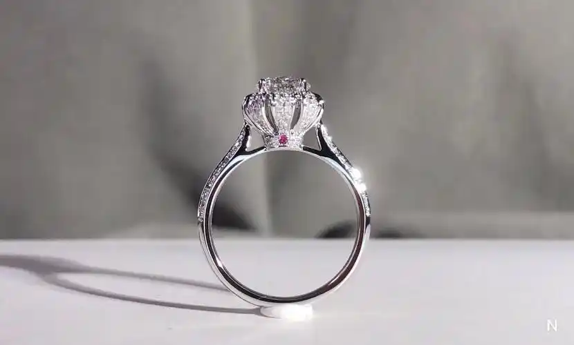 08克拉圆钻钻戒为爱加冕皇冠款式红宝石点缀雍容华贵