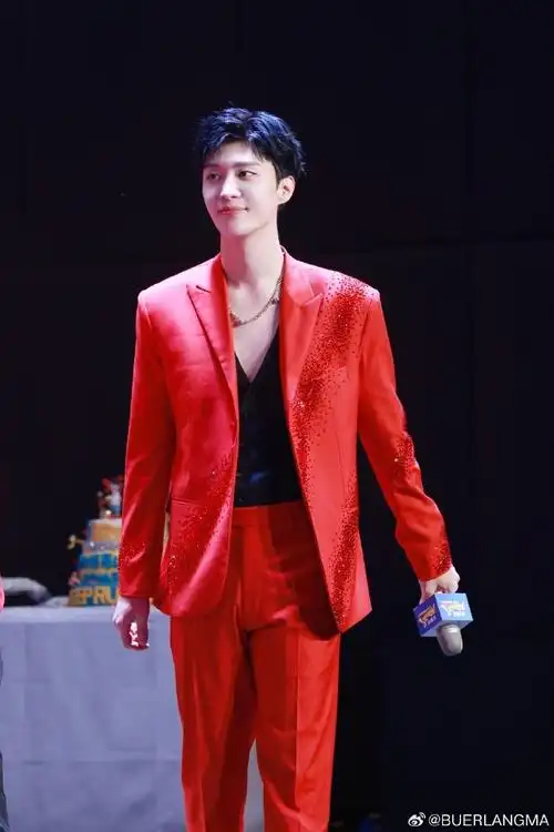 范丞丞adam0616in buerlangma 特别定制红色水晶西装出席#奔跑吧1龙