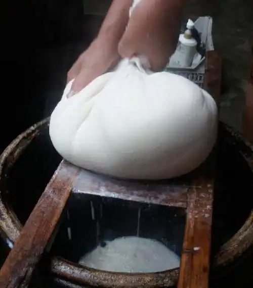 东清哥带你体验桂北山区少数民族纯手工制作石磨豆腐全过程