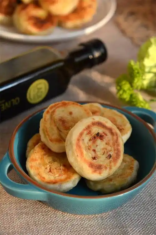 烧饼这样做,外焦里嫩,香葱诱人,还不油腻