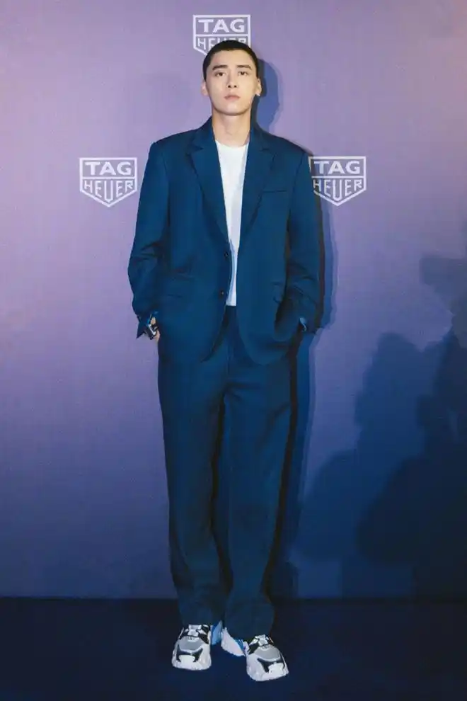 原创李易峰剃寸头后帅度不减穿墨绿西装英气浓眉大眼32岁仍像少年