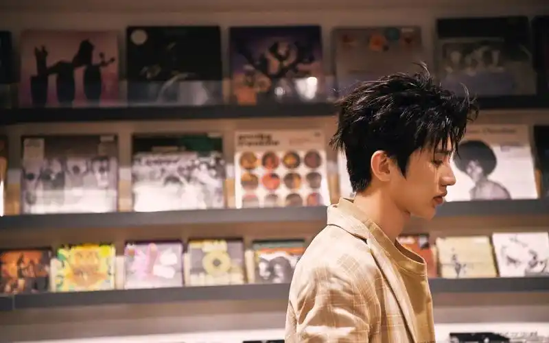 最新帅气蔡徐坤时尚壁纸街拍时尚蔡徐坤