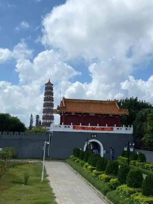 雷州市三元塔公园-"天南重地古城雷州,不大,掰着手指头数,值.