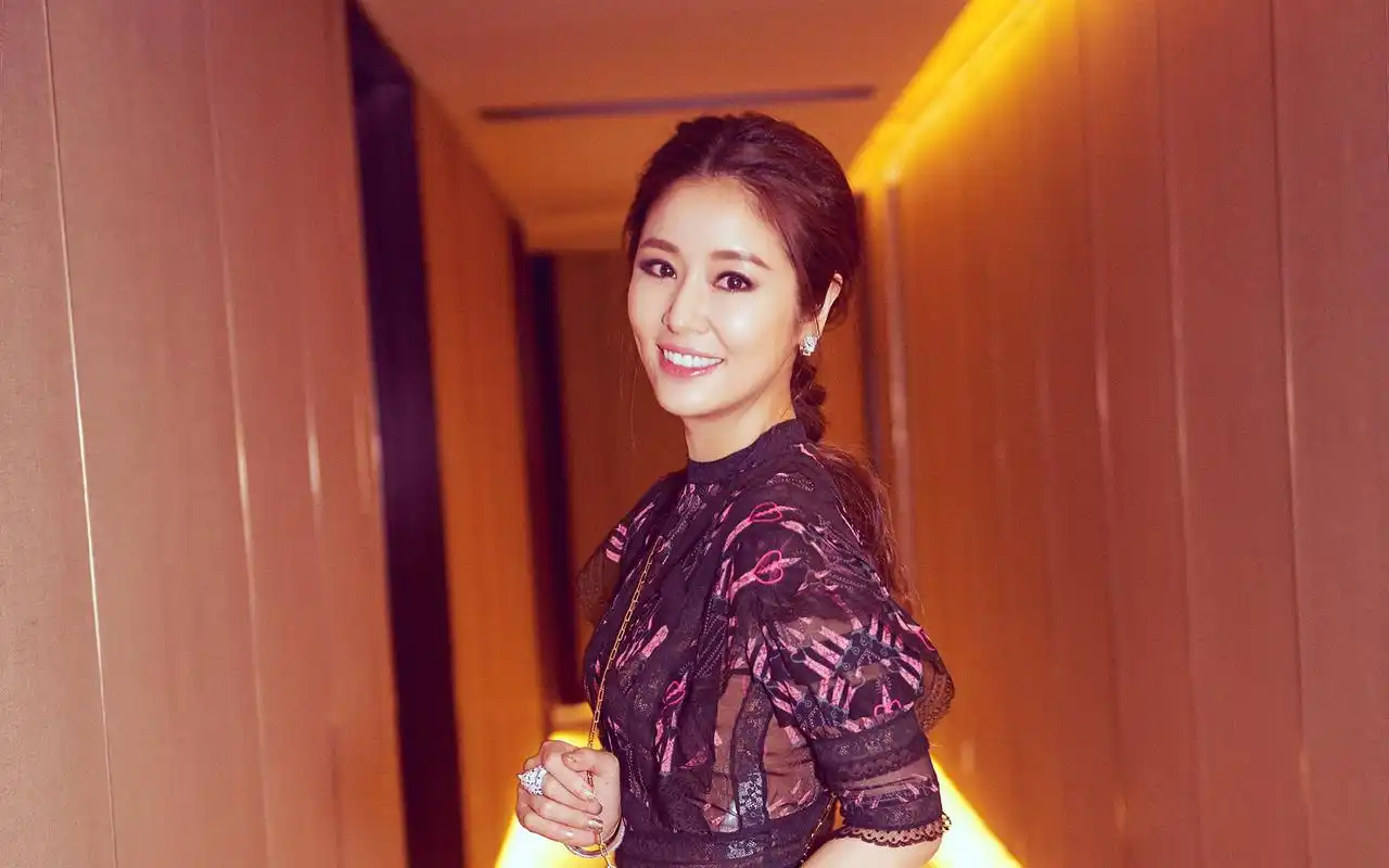 林心如气质养眼写真图片桌面壁纸高清大图预览1920x1200_大陆明星下载