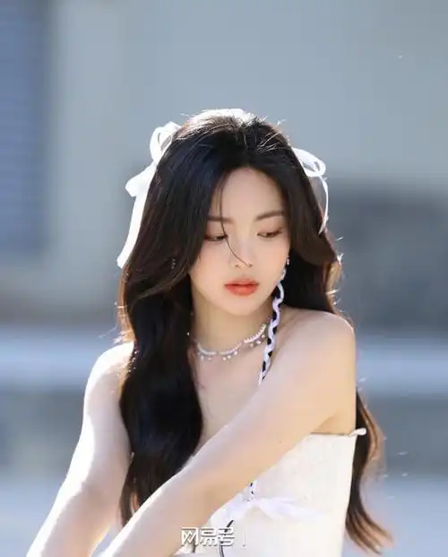 杨超越穿纯白抹胸连衣裙雪肤玉貌曼妙身材美若天仙