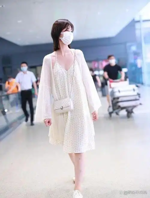 夏日降临,姐妹们都渴望展现性感魅力,让我们一起欣赏乔欣的街拍造型.