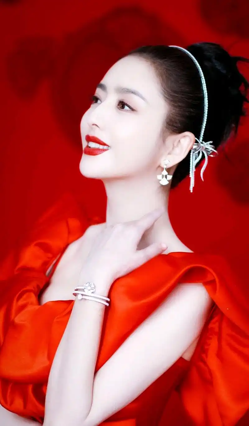 佟丽娅的春晚造型真是太美了!