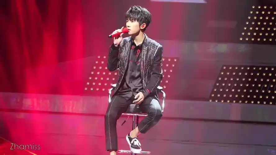 易烊千玺组合四周年南京演唱会唱歌solo生生