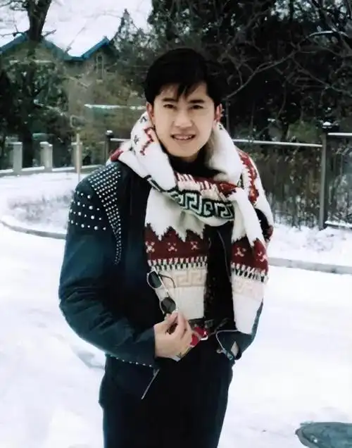 经过警方调查,被捕的凶手声称当时并不知道受害者是毛宁,只是随机抢劫