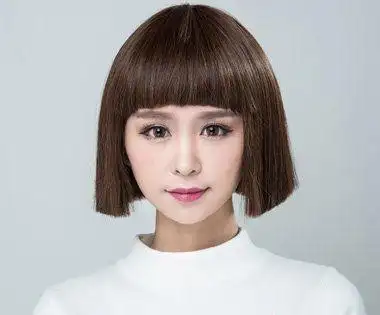 前面的齐刘海看上去愈加迷人,成就了2018年最时尚款式的沙宣头,棕色的