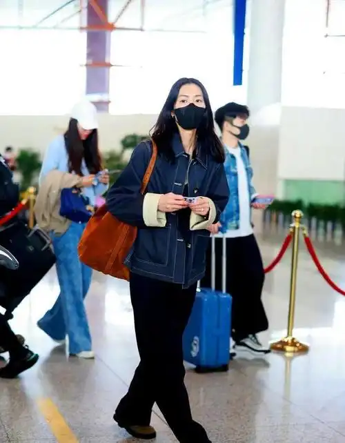 超模刘雯的机场街拍,这也太美了,又美又飒!