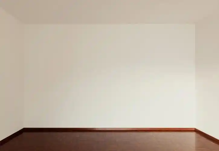 白色公寓室内,内部房子空的白色墙壁镶木地板