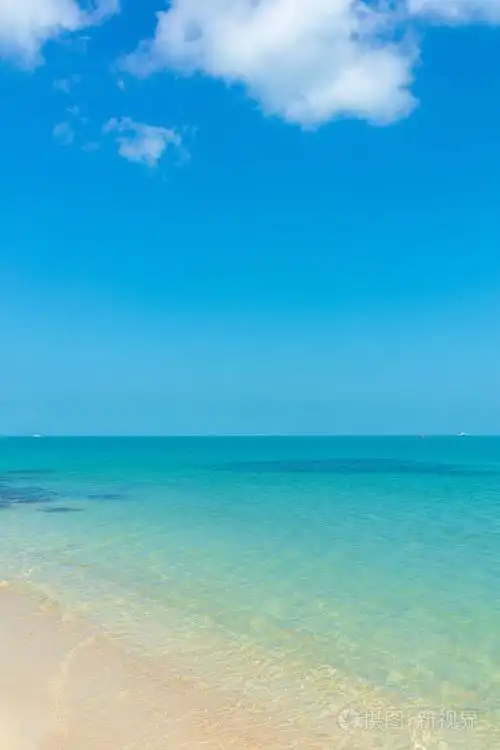 海滩,沙滩,绿松石水和蓝天