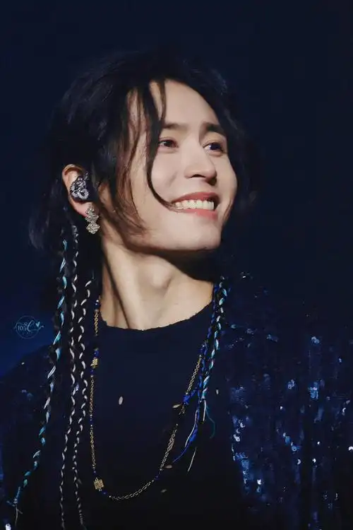 张哲瀚每天一个更美的造型惊到你!