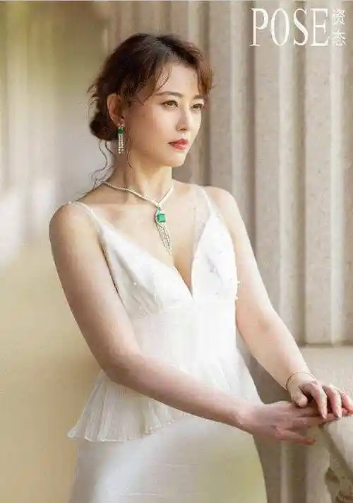 53岁周海媚近照曝光,颜值气质犹存却至今单身未育,视爱犬如儿女_狗狗