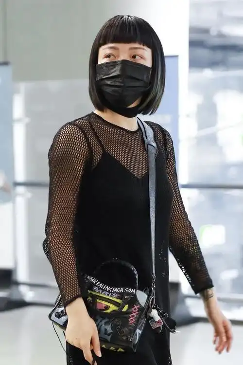 吴莫愁可真敢穿黑色吊带连身装配透视罩衫欧美风穿搭新潮大胆