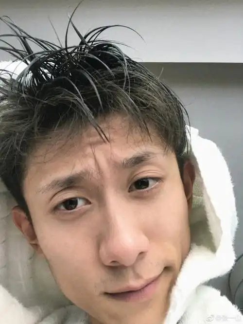 张一山晒素颜自拍清晰得脸毛都看得见真男神不化妆也比鲜肉帅