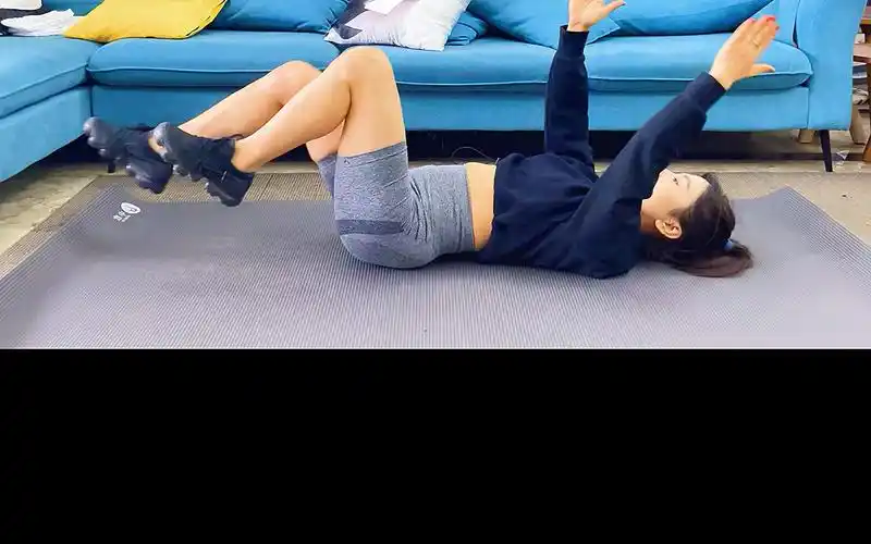 产后躺着轻松瘦肚子 ,注意全程核心收紧!