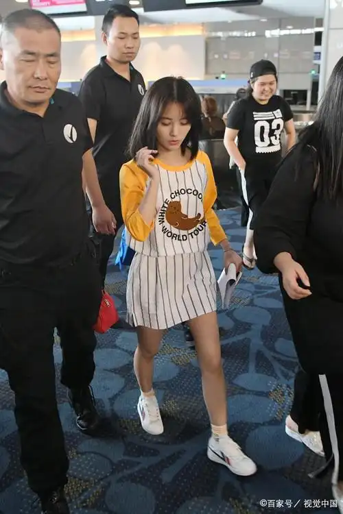 鞠婧祎机场被路人抓拍,看到身后的"大叔",这脸让我