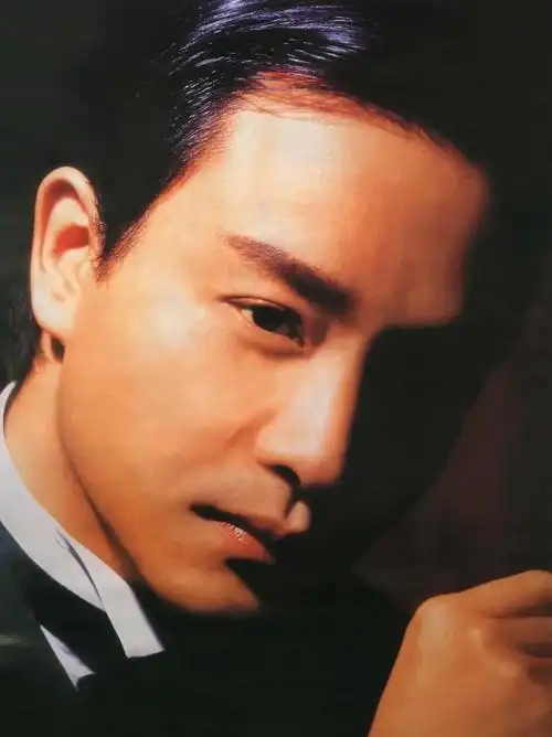 很多人在90年代开始听张国荣,听的很多是他80年代的歌,比如《沉默是金