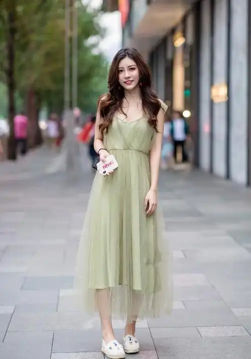 街拍美女:连衣裙流行的5种颜色,上身效果非常好|裙子|粉色_网易订阅