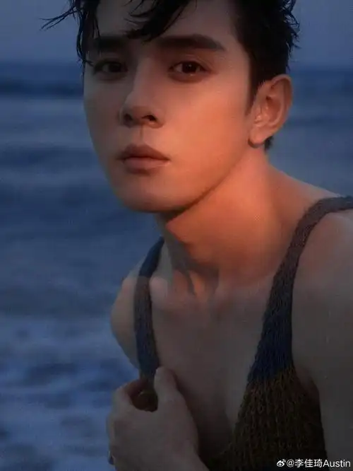 李佳琦发布海边写真大片,身穿针织老头衫,胸肌若隐若现……__财经头条