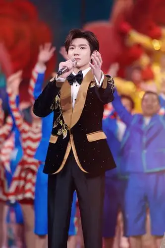 王源作为2021年北京春晚代言人,在北京春晚发布会直播中扮演天气预报