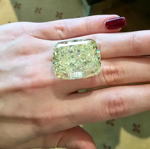 10, the -2,5亿人民币这颗14,82克拉的亮橙色钻石在2013年以2,5亿元的