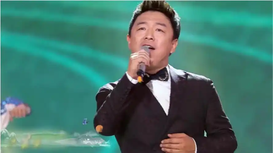 影帝黄渤唱歌开口跪实力惊艳全场唱功了得神级演唱水平